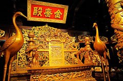 故宫龙椅是什么材质做的是纯金的吗？现在的龙椅是什么朝代的