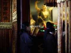 五戒居士能吃鸡蛋么，此外受五戒可以搭缦衣吗？