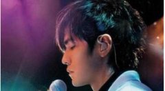 唱歌戴耳机（耳麦）起什么作用听什么，歌手都是怎样记歌词的？