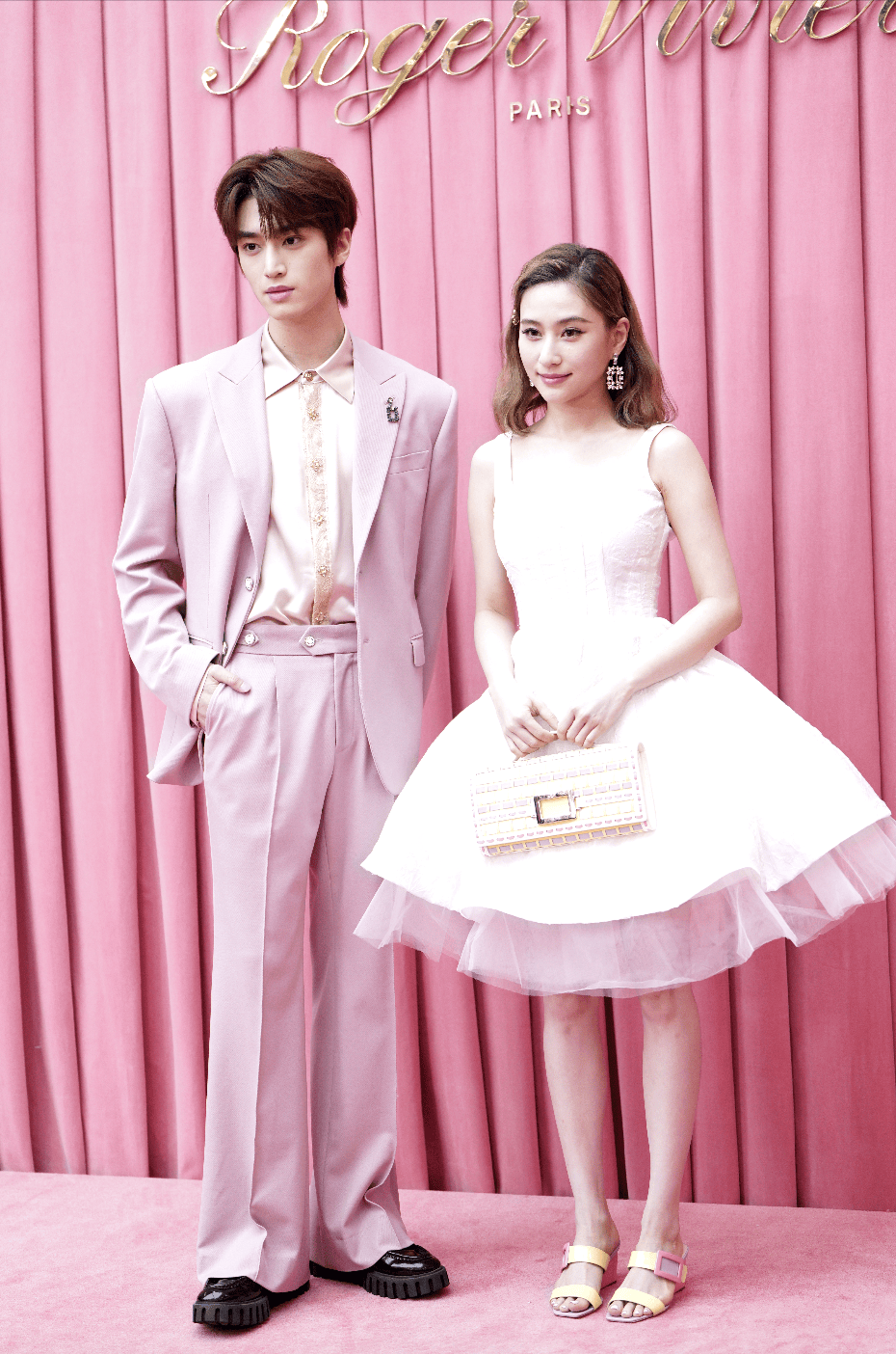 张康乐樱花粉西装引时尚热议 何超莲蓬蓬裙造型诠释春日美学